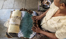 Sri Lanka Vacation - Weaving Clothes